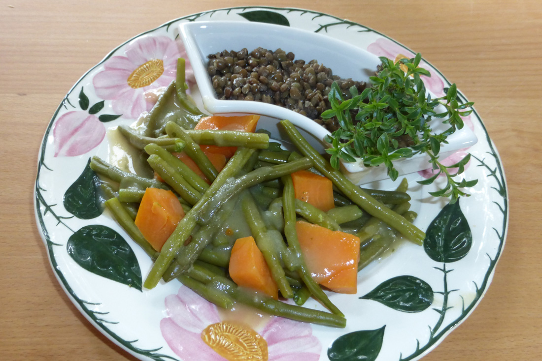 Grüne Bohnen und Süßkartoffeln an Belugalinsen vegan