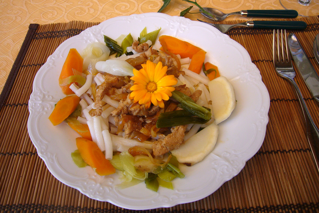 Rezeptbild Kokos-Geschnetzeltes mit
Reisnudeln auf Gemüsebett