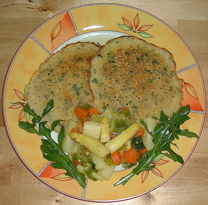 Buntes Spargelgemüse auf
Kräuterpfannkuchen