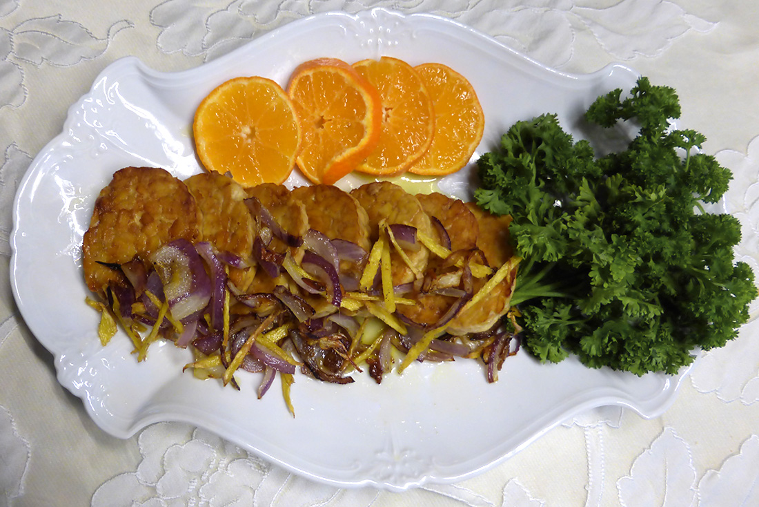 Tempeh an frittiertem Ingwer, Zwiebel und Knoblauch