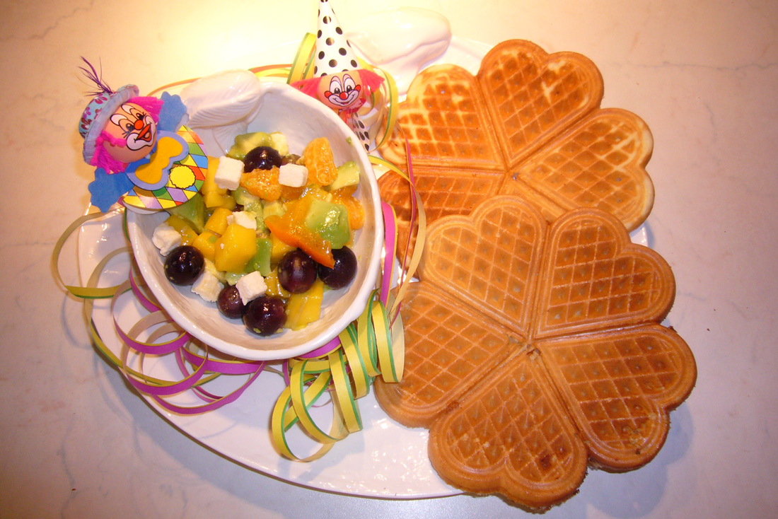 Fasnetswaffeln mit exotischem Fruchtsalat