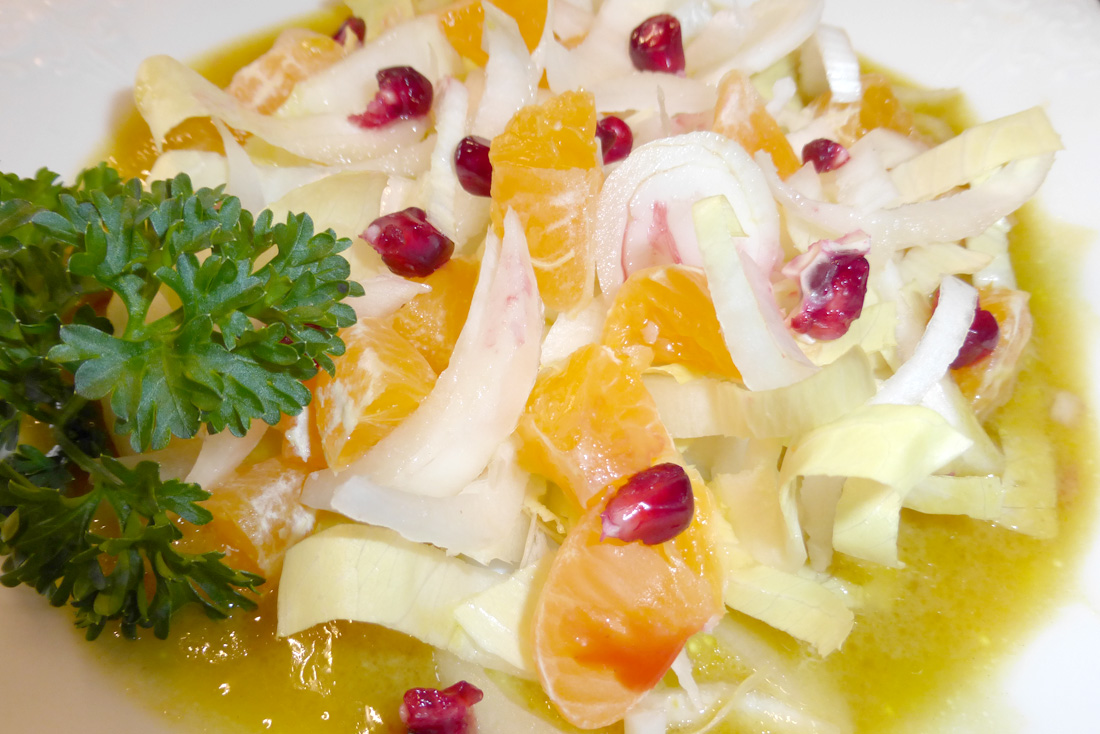 Mandarinen-Chicorée-Salat an Senf-Shiromiso-Dressing