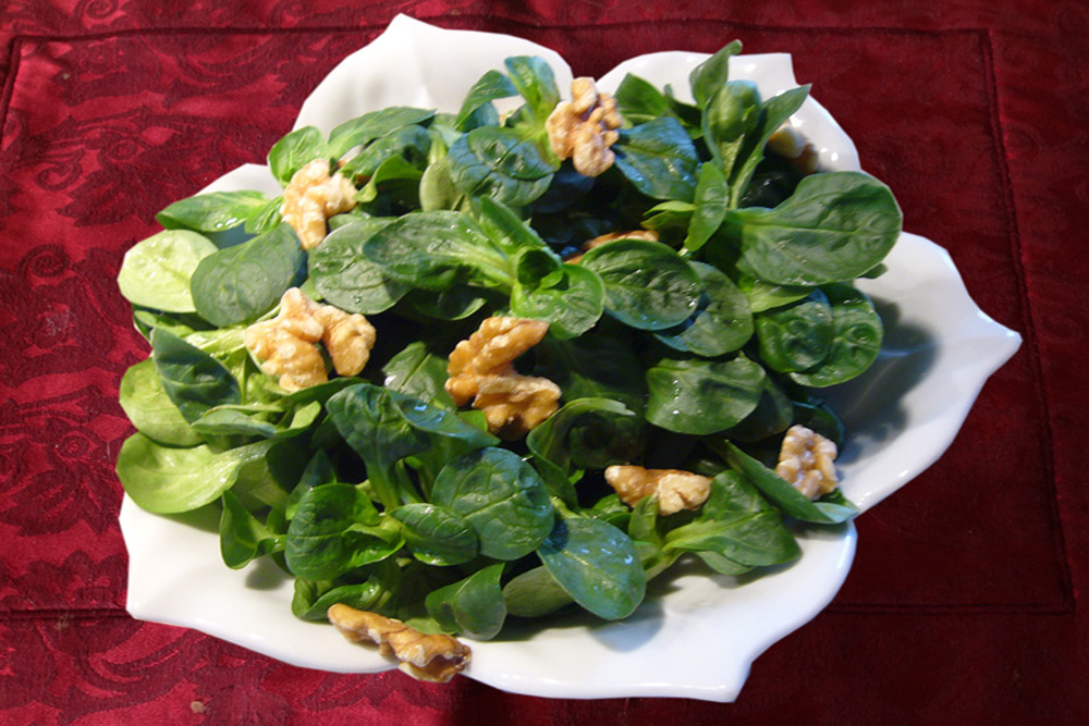 Feldsalat mit Wahlnüssen an Potamos Dressing