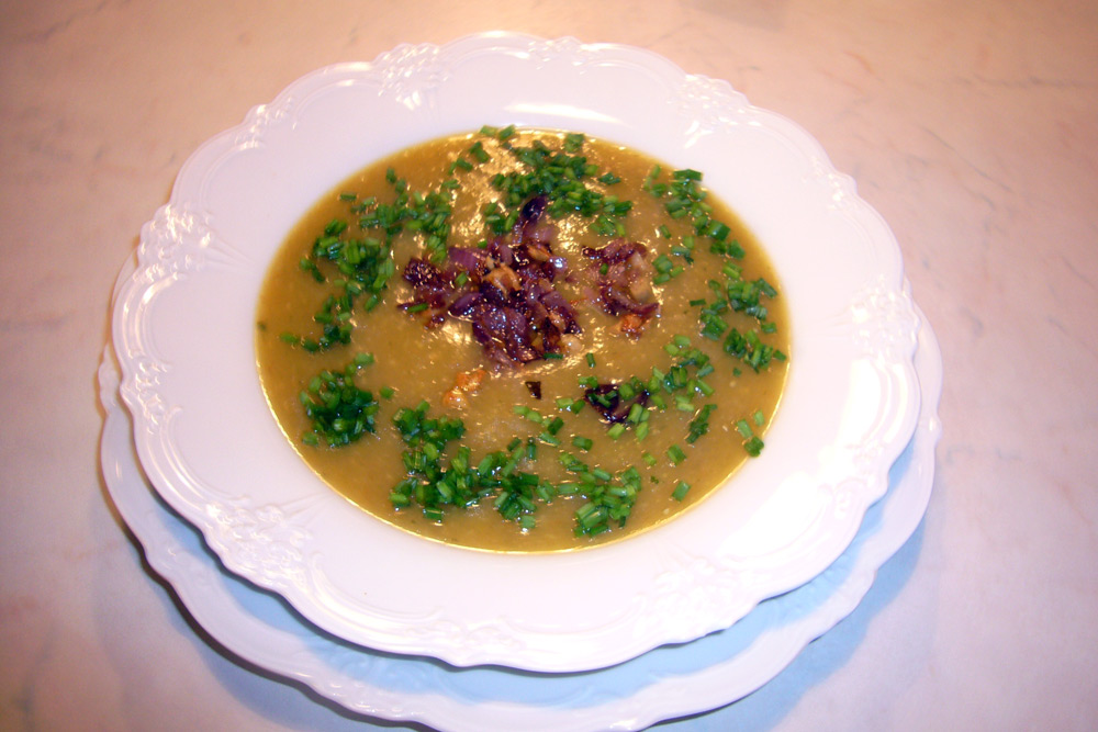 Gemüsecremesuppe mit Ingwerhäubchen