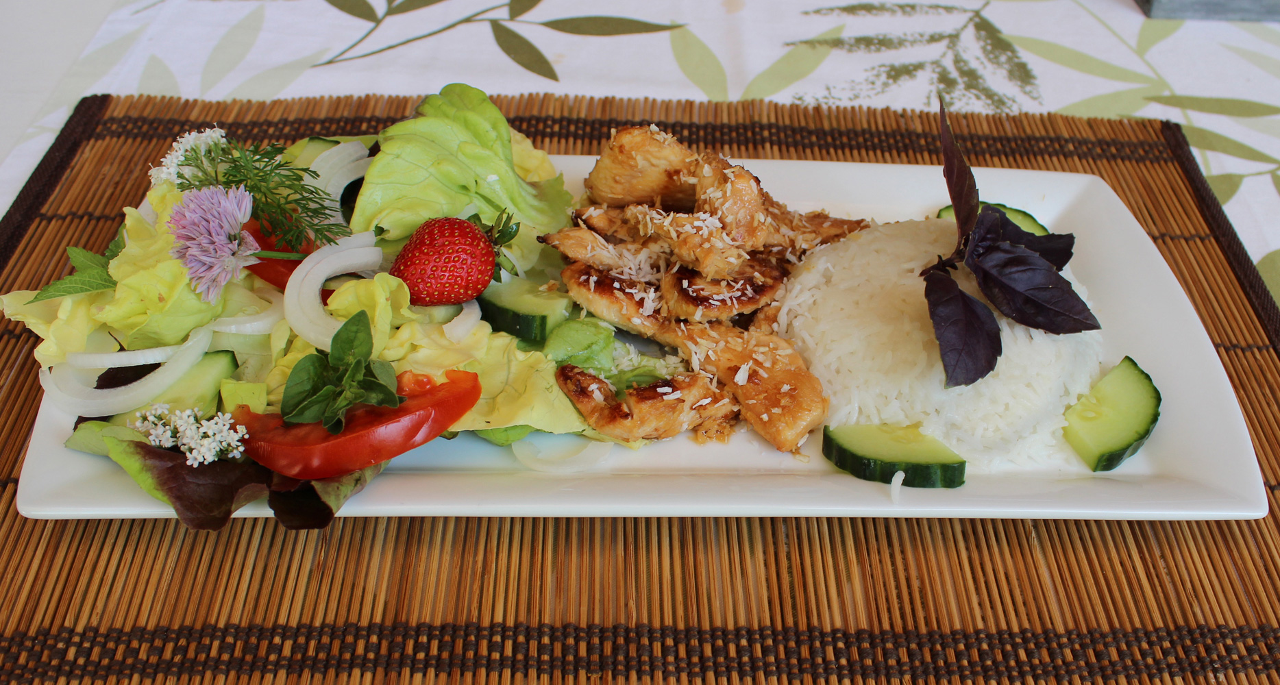 Hähnchenstreifen im Kokosmantel
mit Rosinen-Kardamom-Reis
an leichtem Sommersalat