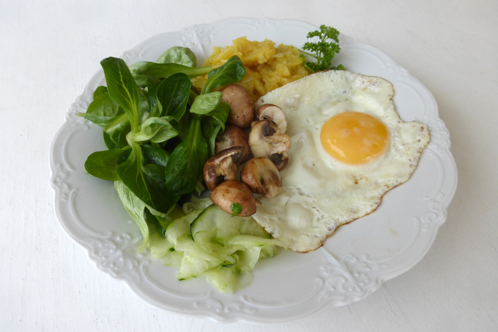 Schwäbischer Kartoffelsalat mit Feldsalat, Champignons und Spiegelei