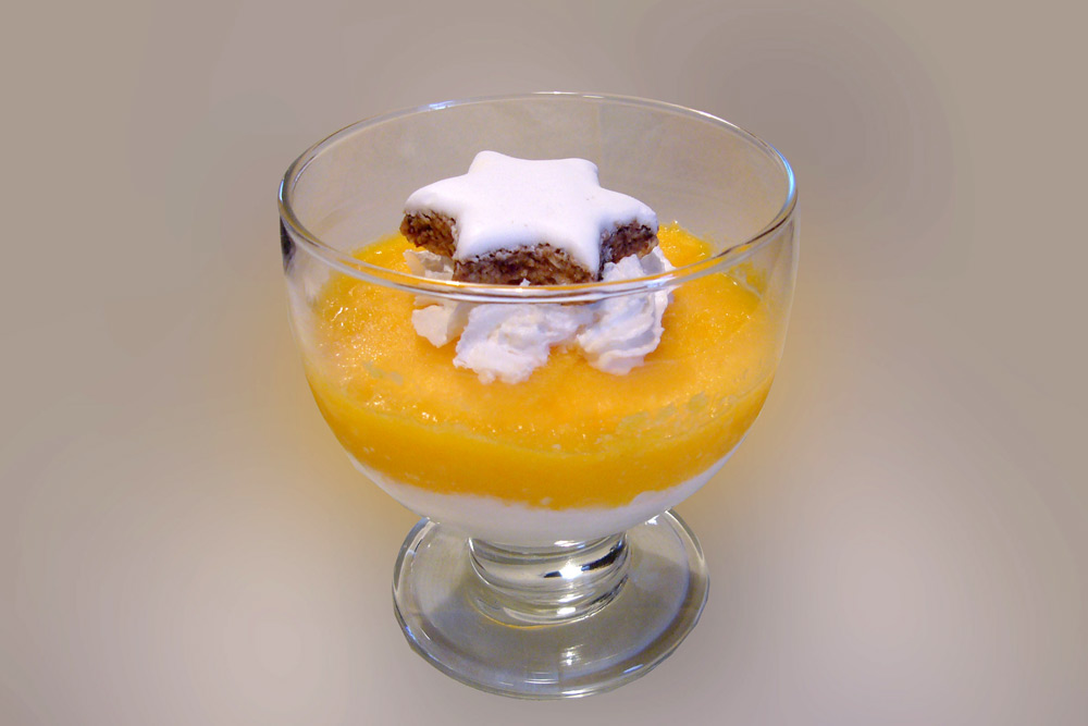 Softiges Kokoscreme-Eis mit Mandarinen-Sorbet Häubchen und Zimtstern-Krone