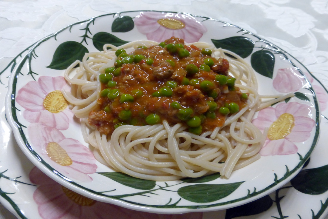 Reisspaghetti mit Lamm-Erbsen-Bolognese