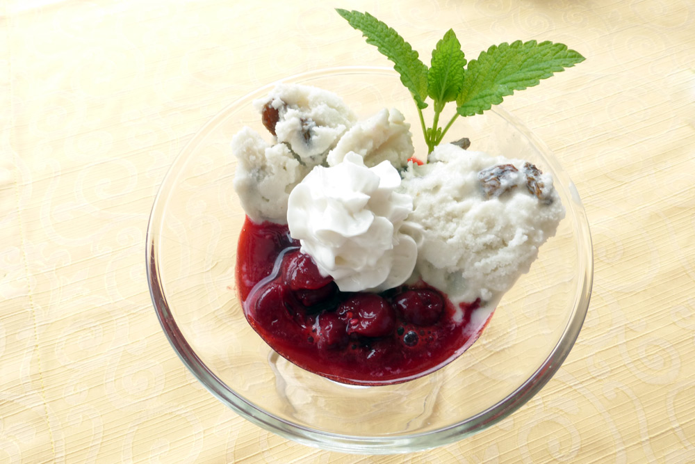 Vanille-Rum-Rosinen-Eis