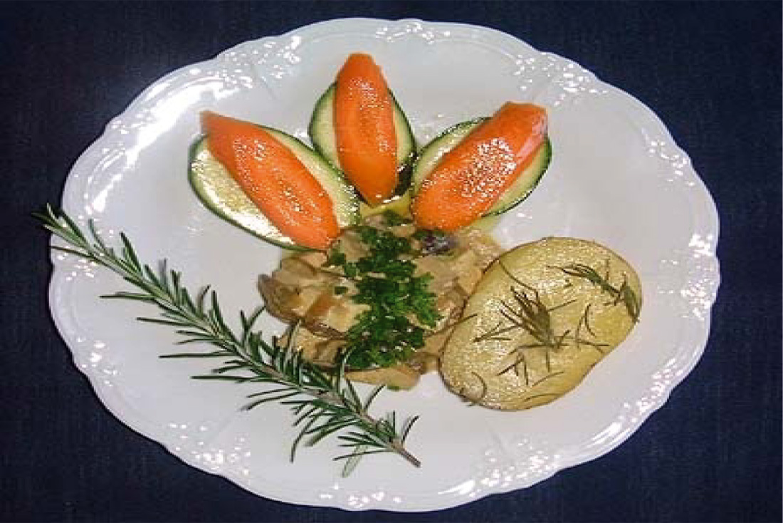 Rosmarinofenkartoffeln mit Zwiebeltofu und Gemüsebeilage