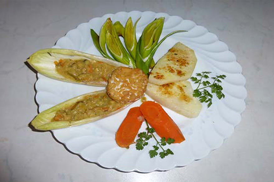 Gebackener schwarzer Winterrettich mit
Lauch‐ und Karottengemüse an roten Linsen