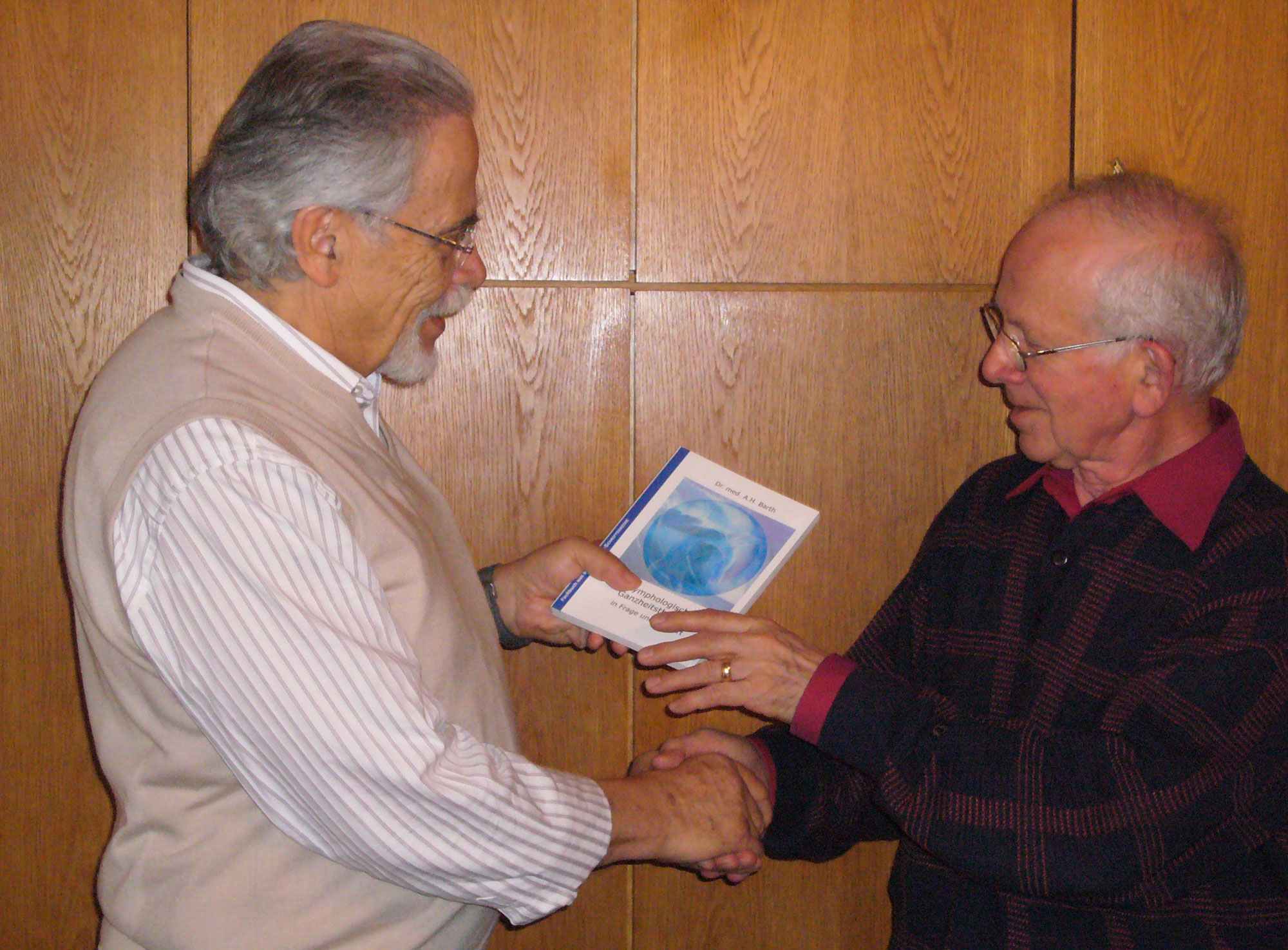 Buchübergabe am Ende eines bemerkenswerten Interviews: Dr. med. A.H. Barth (links), der die besondere Bedeutung der Lymphe erforscht hat, und GralsWelt-Autor Hermann Wurzel (rechts)